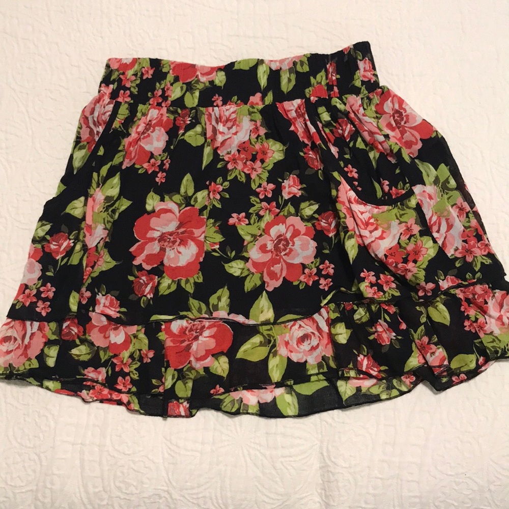 Floral skirt with pockets!